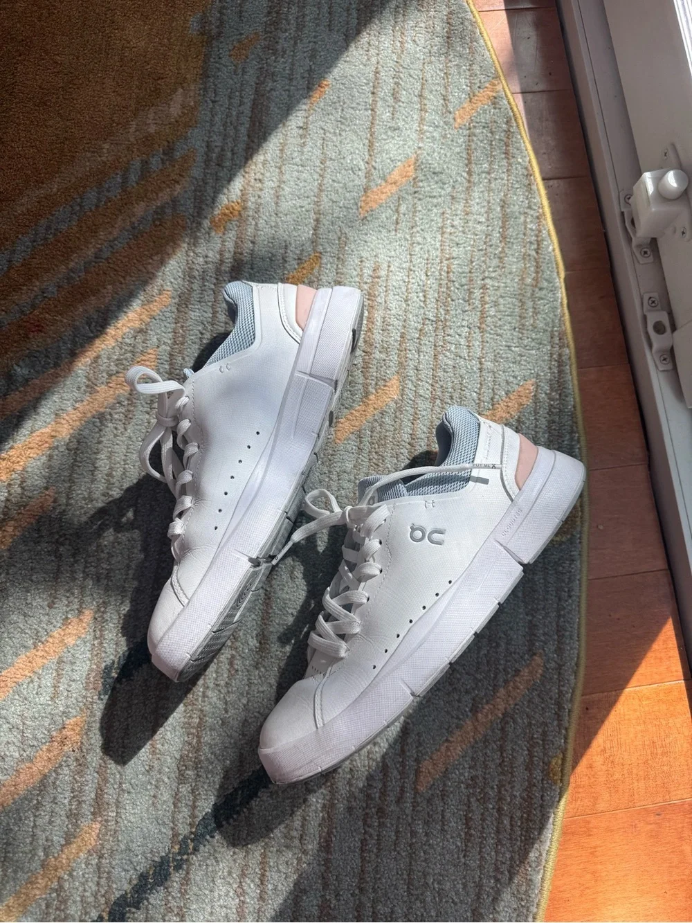 On The Roger Women’s Sneakers – White – Size 9.5